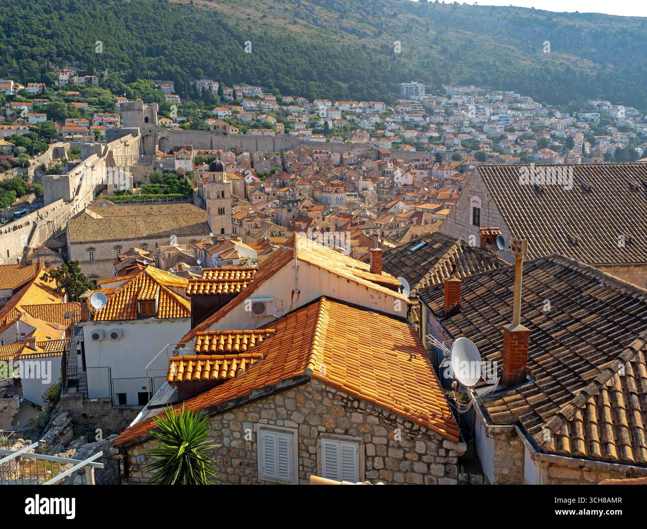 La città vecchia di Dubrovnik e le sue mura Foto Stock