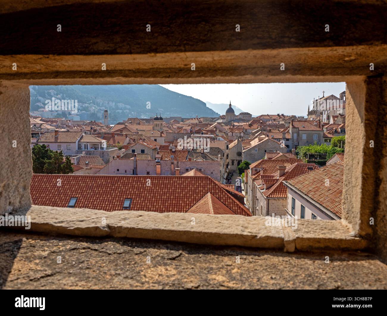 Vista sulla città vecchia di Dubrovnik da una fessura nelle mura della città Foto Stock