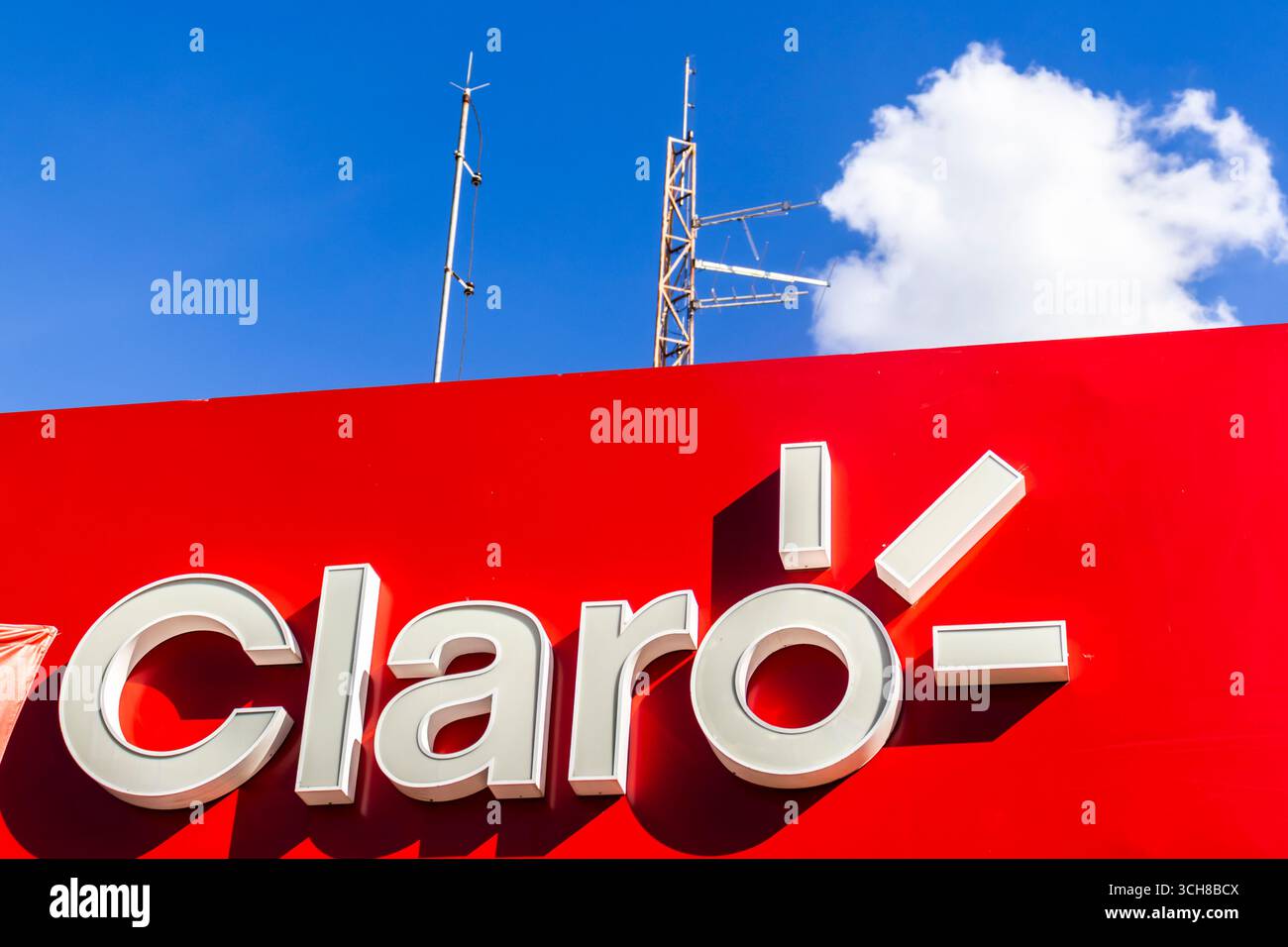 Marilia, San Paolo, Brasile. 27 marzo 2025. Cartello Claro per telecomunicazioni con antenne di trasmissione sullo sfondo, che simboleggia la connettività sotto una b luminosa Foto Stock
