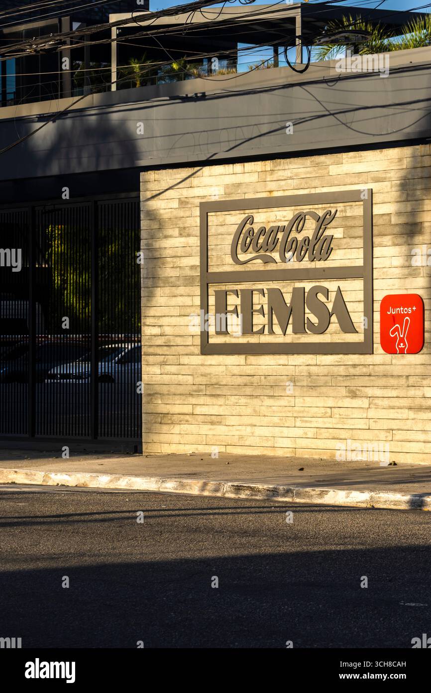 San Paolo, Brasile, 31 luglio 2025. Sede del distributore Coca-Cola FEMSA o KOF, una multinazionale messicana di bevande. È la più grande Foto Stock