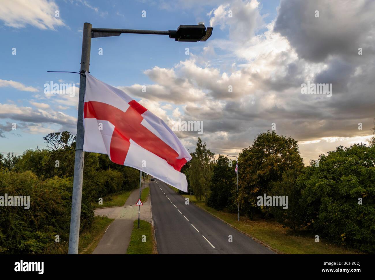 Le bandiere della Croce di San Giorgio volano dai lampioni di York, nello Yorkshire. Data foto: Domenica 31 agosto 2025. Foto Stock