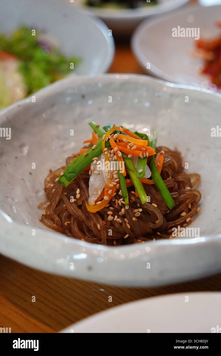 Spaghetti di vetro giapponesi coreani con verdure in ciotola in ceramica Foto Stock