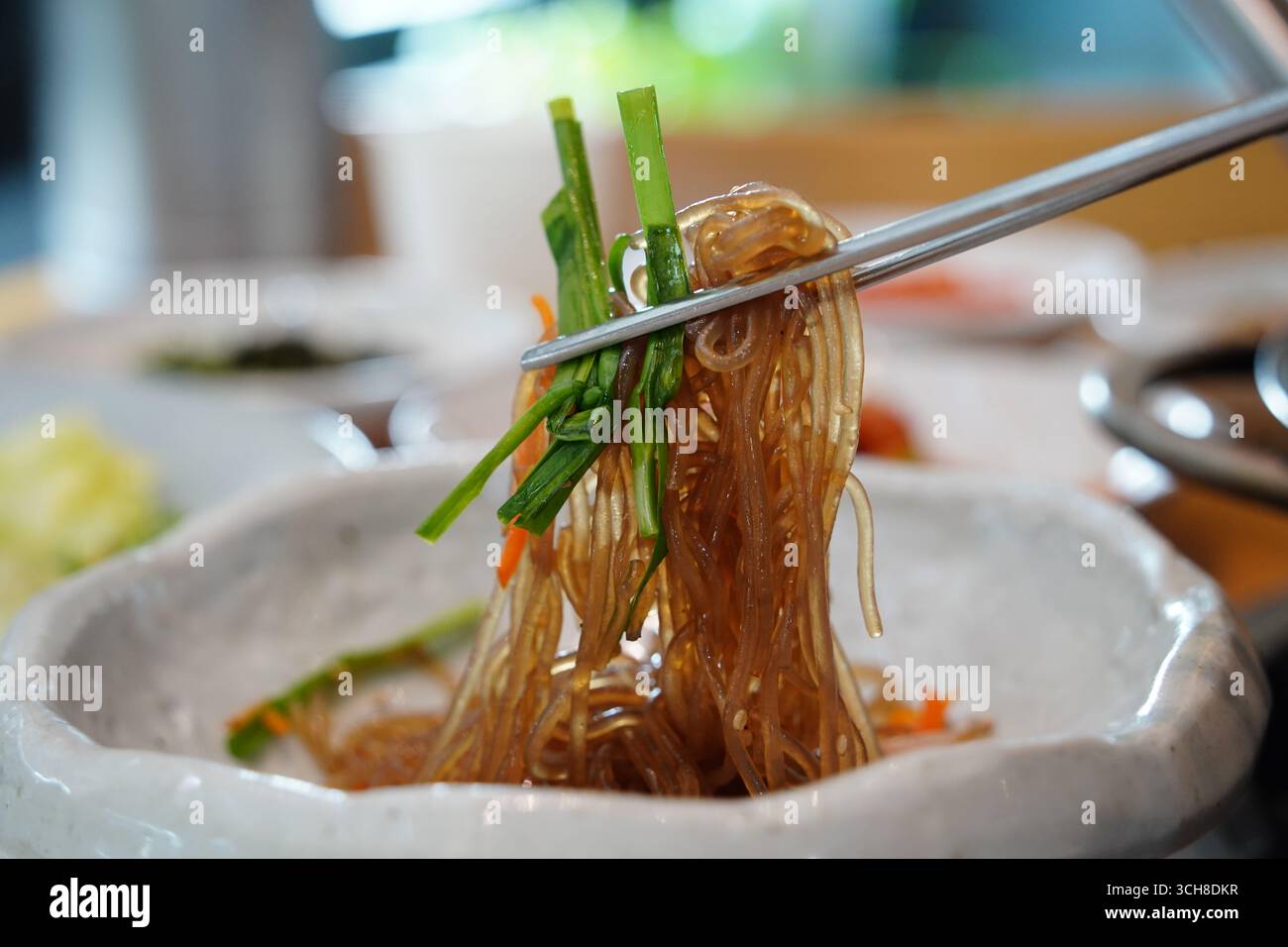 Spaghetti di vetro giapponesi coreani con verdure in ciotola in ceramica Foto Stock