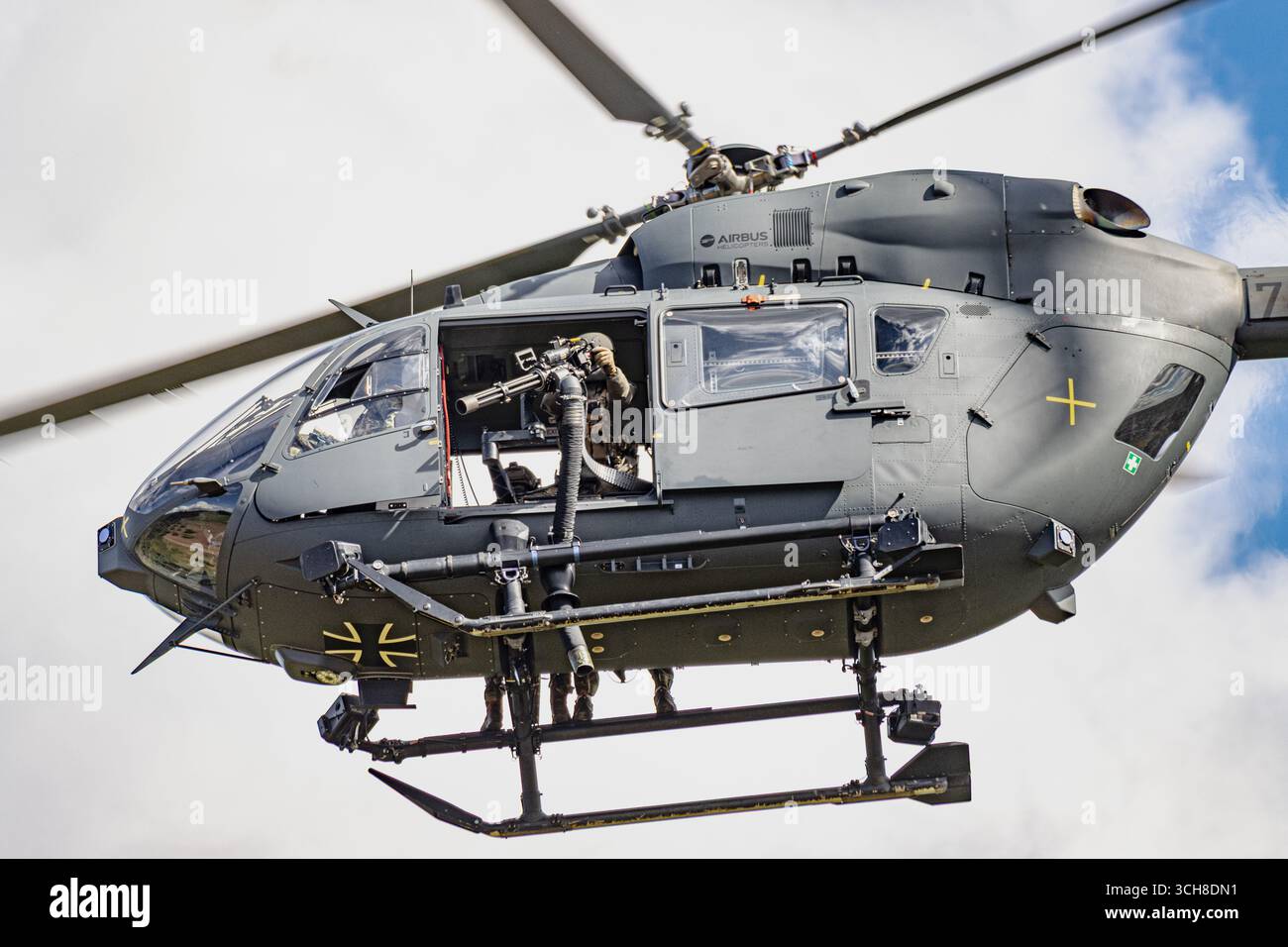 Un elicottero da combattimento tedesco Bundeswehr Airbus H145 vola durante un'esercitazione NATO, mostrando l'aviazione militare moderna, la forza e la prontezza per le tattiche Foto Stock