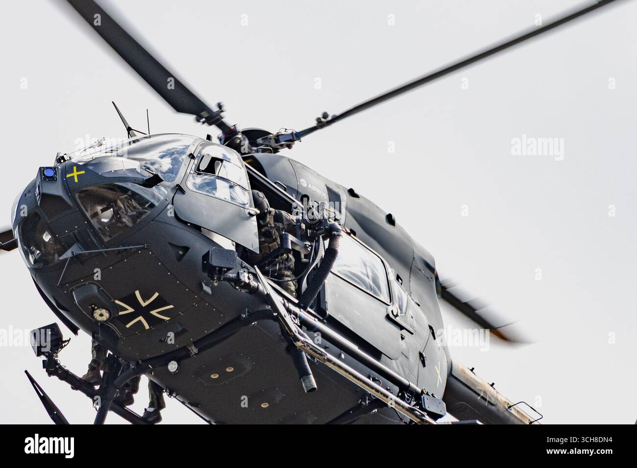 Un elicottero da combattimento tedesco Bundeswehr Airbus H145 vola durante un'esercitazione NATO, mostrando l'aviazione militare moderna, la forza e la prontezza per le tattiche Foto Stock