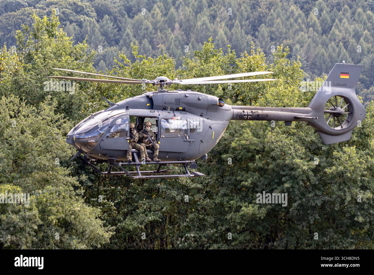 Un elicottero da combattimento tedesco Bundeswehr Airbus H145 vola durante un'esercitazione NATO, mostrando l'aviazione militare moderna, la forza e la prontezza per le tattiche Foto Stock
