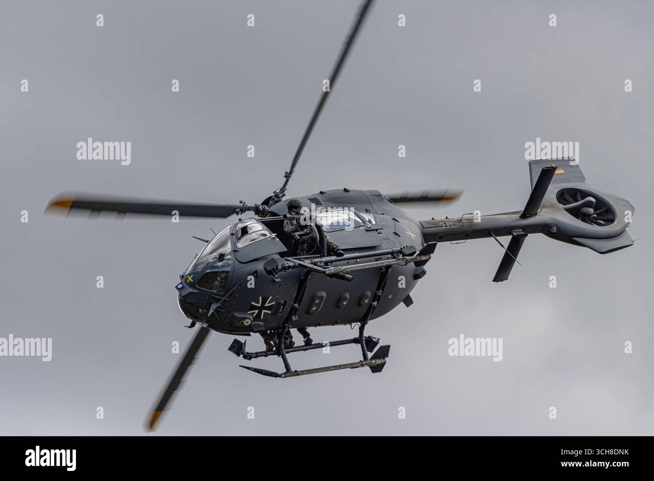 Un elicottero da combattimento tedesco Bundeswehr Airbus H145 vola durante un'esercitazione NATO, mostrando l'aviazione militare moderna, la forza e la prontezza per le tattiche Foto Stock