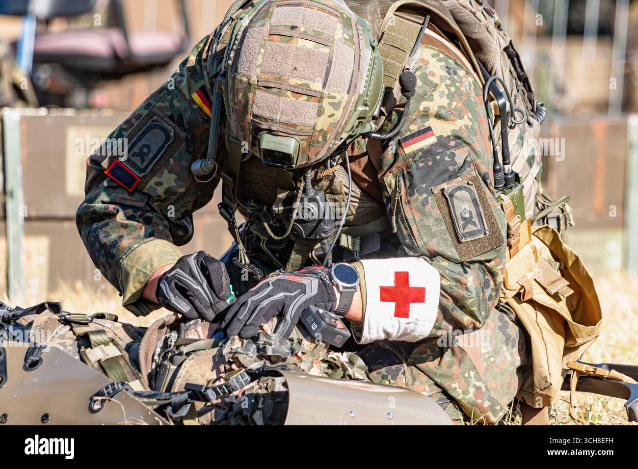 I paracadutisti tedeschi della Bundeswehr sono in formazione in un evento NATO, indossando uniformi da combattimento e mostrando disciplina, forza e unità, simboleggiando Foto Stock