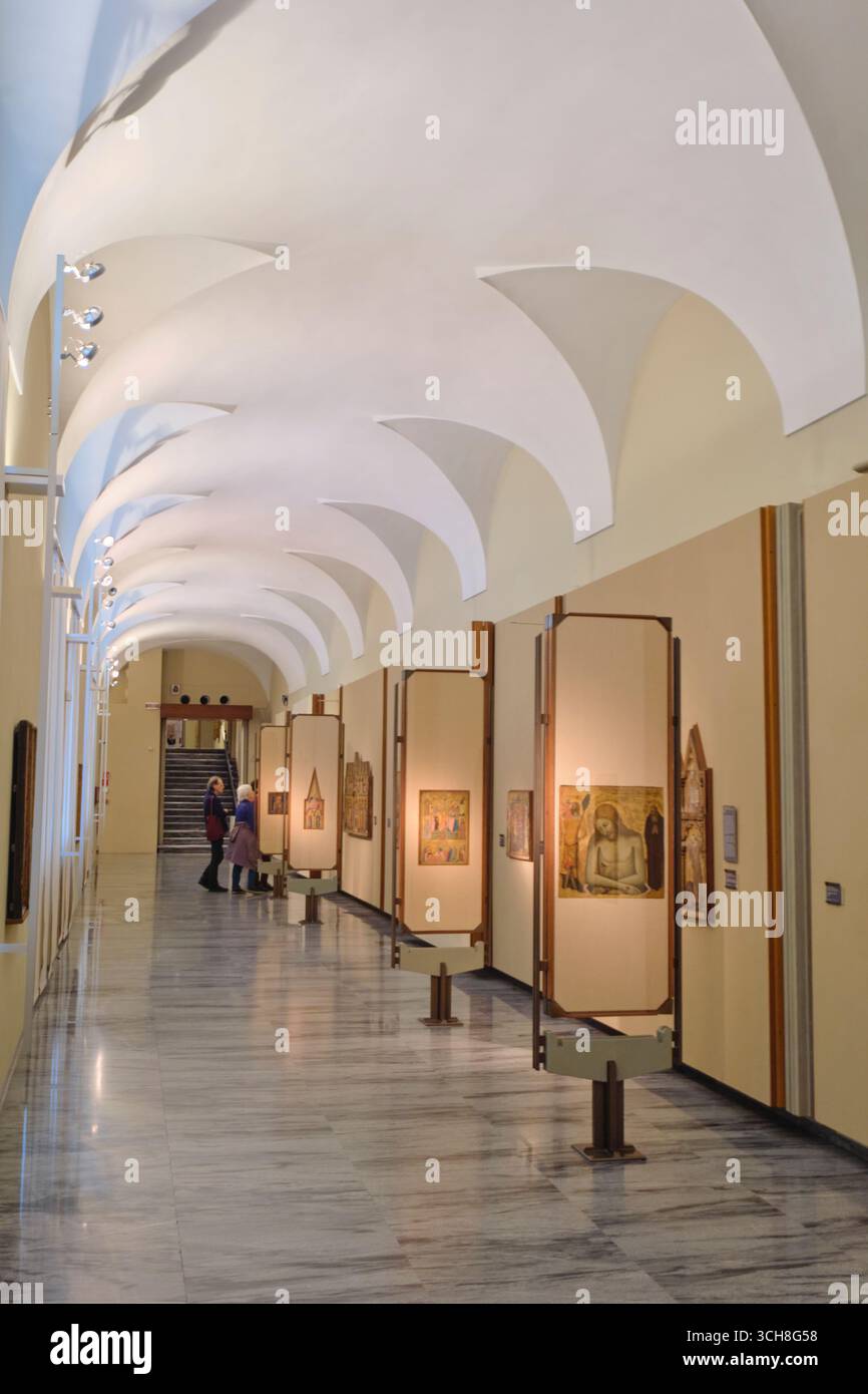Veduta di una galleria, di una stanza, piena di dipinti religiosi dell'epoca medievale. Al museo d'arte, galleria, Pinacoteca Nazionale. A Bologna, Italia. Foto Stock