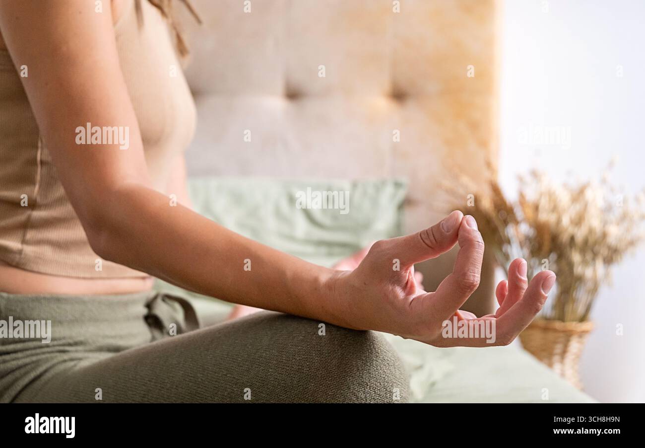 Donna mano nel gesto del mento mudra. Yoga da polso femminile per pratica di meditazione. Concetto di benessere e mente spirituale. Foto Stock