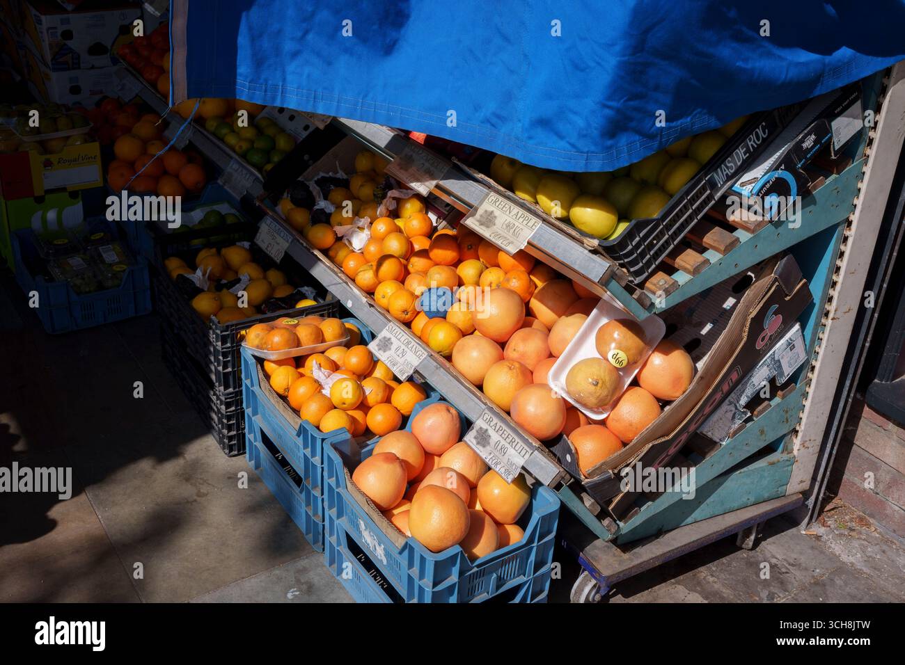 Arance, pompelmi e mele sono in vendita presso una bancarella di frutta e verdura a Brentford, il 31 agosto 2025, a Londra, Inghilterra. Foto Stock