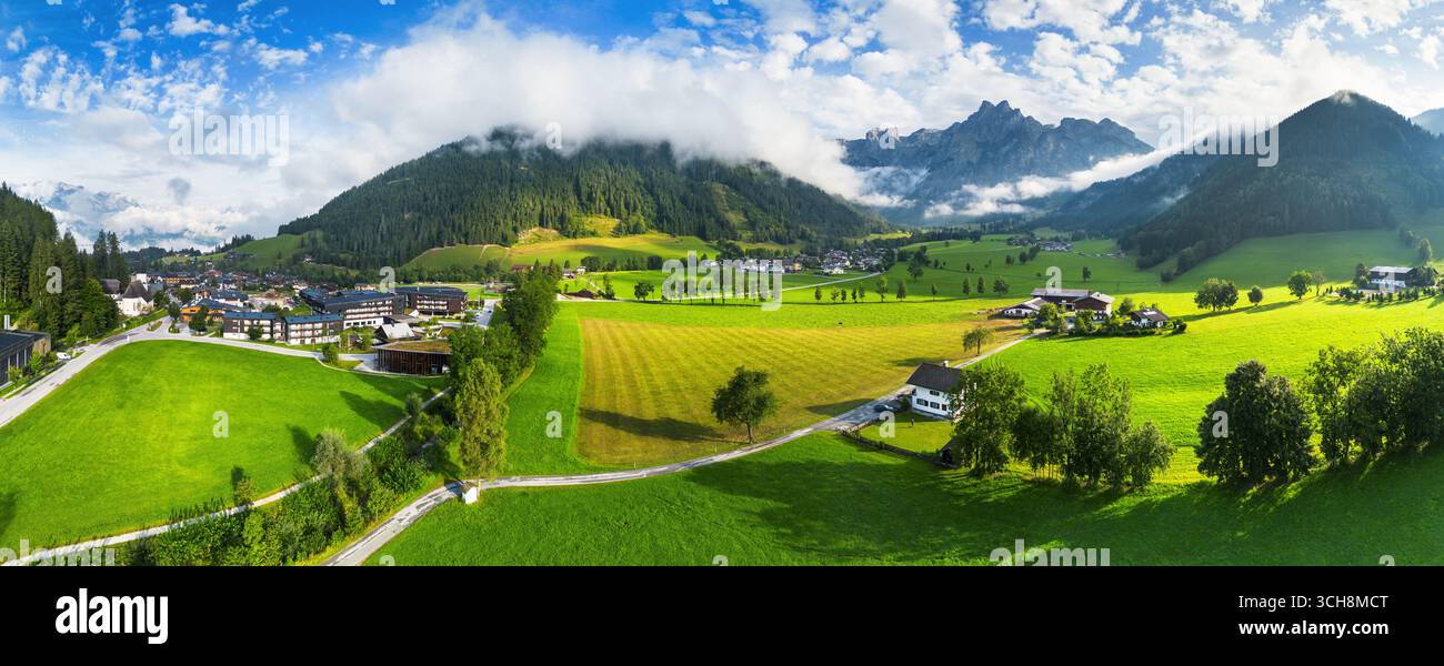 Splendida vista alpina a Werfenweng - Salisburgo - Austria, paesaggio verde delle Alpi con villaggio Foto Stock