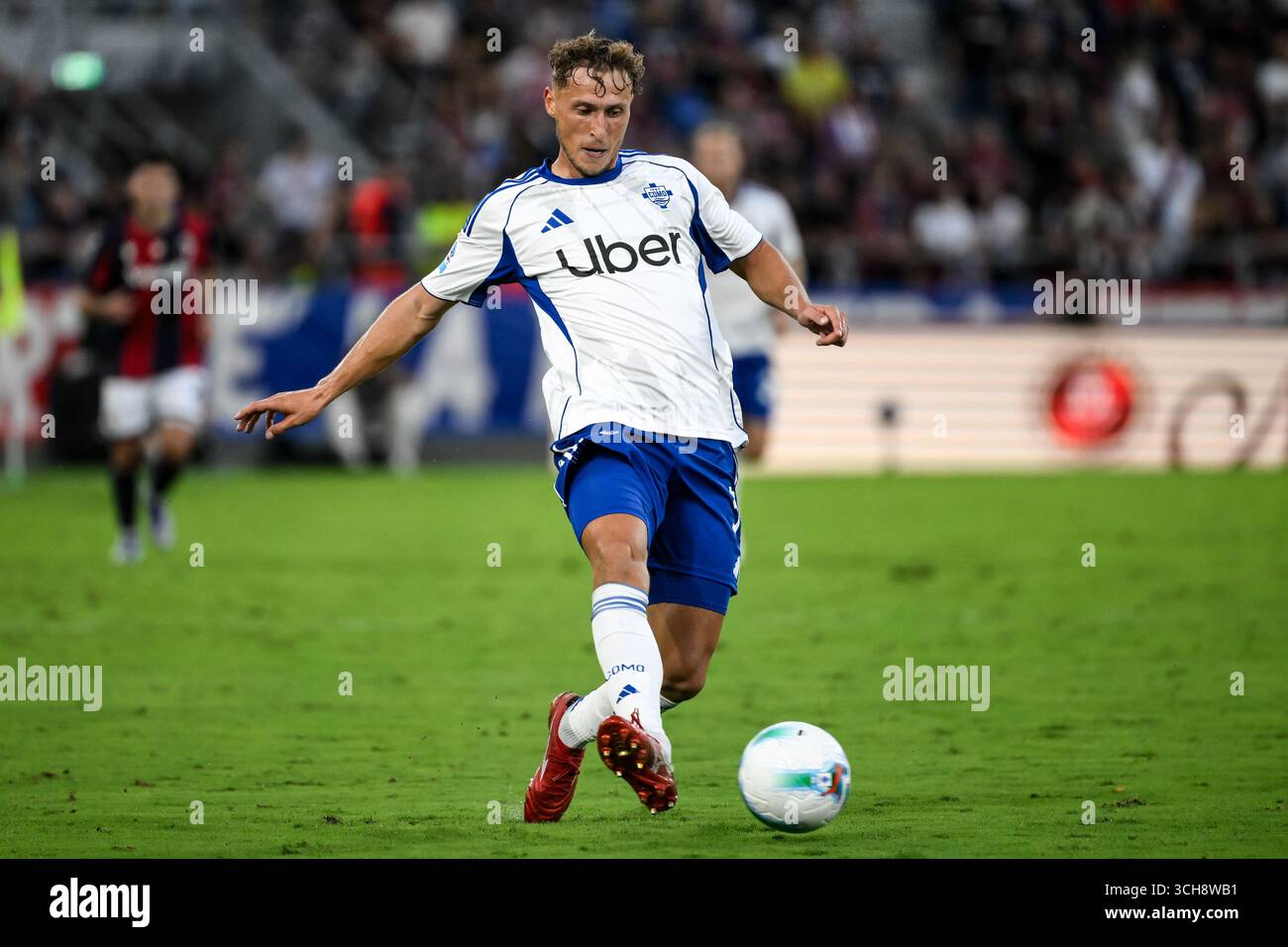 Mergim Vojvoda di Como 1907 durante la partita di serie A 2025/2026 tra Bologna FC e Como 1907 allo stadio Renato dall'Ara di Bologna, 30 agosto 2025. Foto Stock