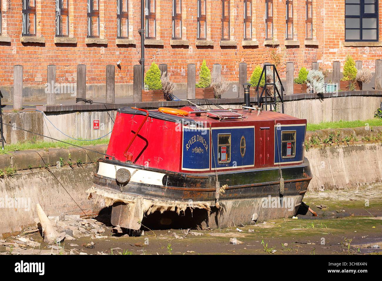 Barche bloccate su un prosciugato canale di Leeds Liverpool nel centro di Leeds Foto Stock