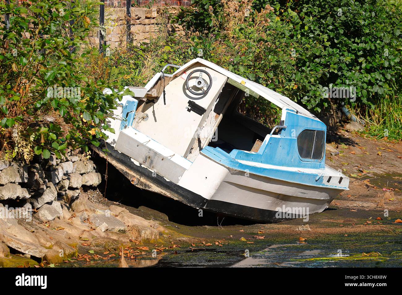 Barche bloccate su un prosciugato canale di Leeds Liverpool nel centro di Leeds Foto Stock