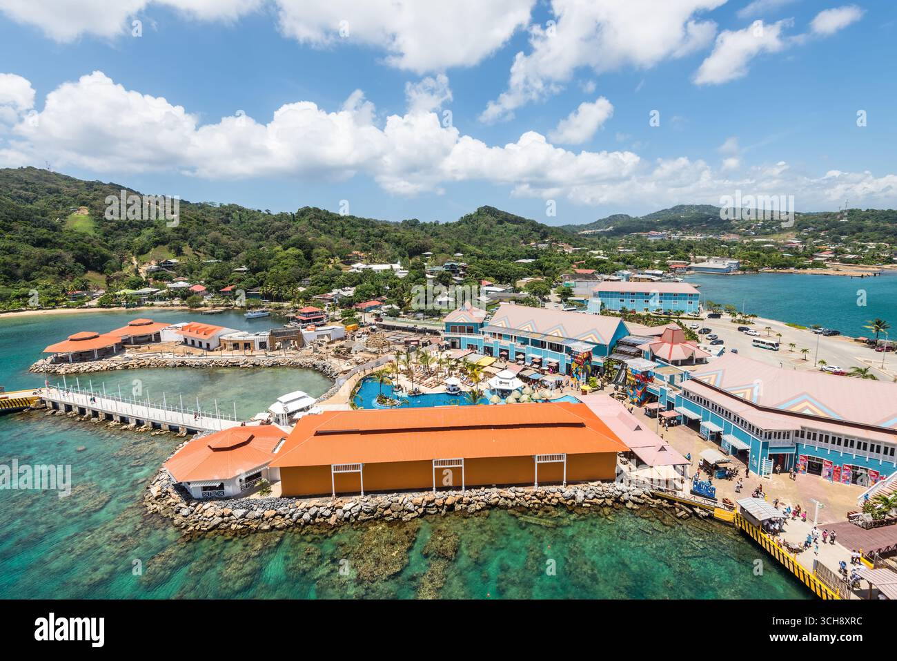 Isla de Roatan, Honduras - 16 aprile 2024: Vista dall'alto e grandangolare delle strutture del porto delle navi da crociera, Roatan Island, Honduras. Foto Stock