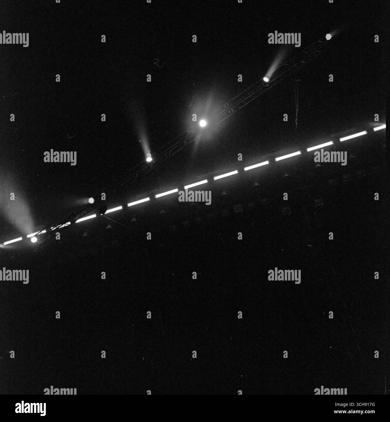 Un'illuminazione spettacolare del palcoscenico al buio con solo fasci di testa in movimento visibili, creando una scena astratta e suggestiva. Foto Stock