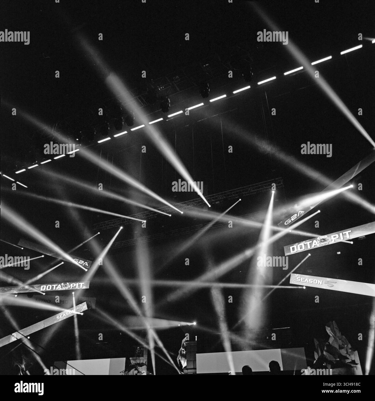 Un'illuminazione spettacolare del palcoscenico al buio con solo fasci di testa in movimento visibili, creando una scena astratta e suggestiva. Foto Stock