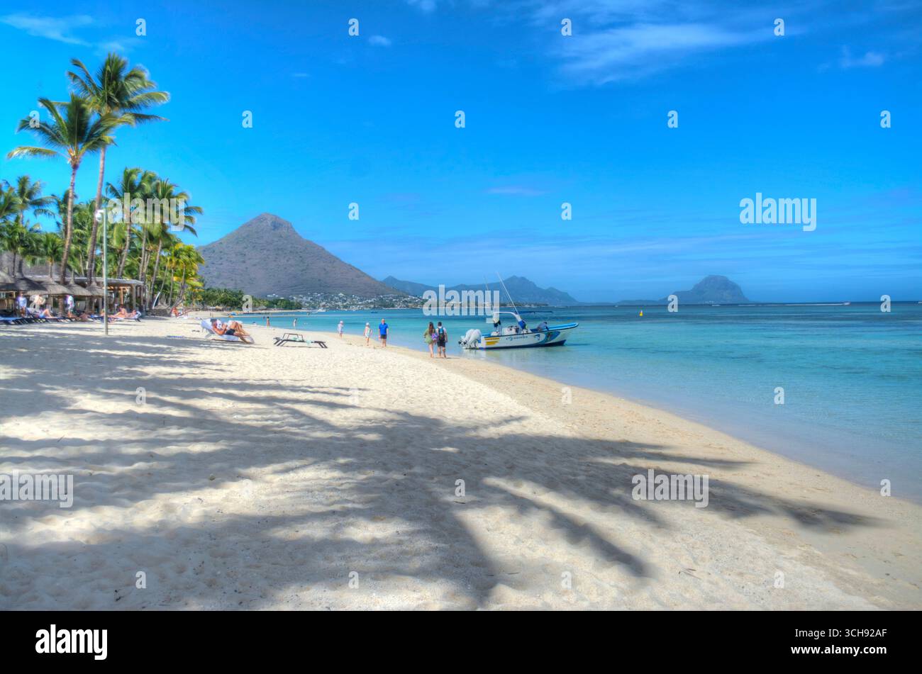 Immagine HDR della spiaggia sabbiosa di Flic en Flac sull'isola dell'Oceano Indiano di Mauritius Foto Stock