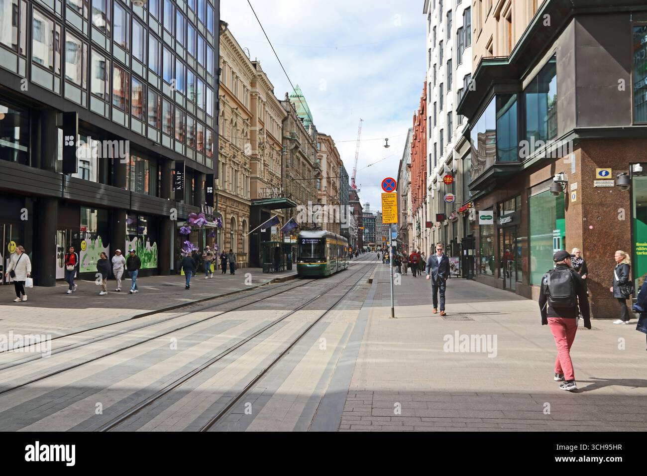 Vista lungo lo steet Aleksanterinkatu, Helsinki Foto Stock