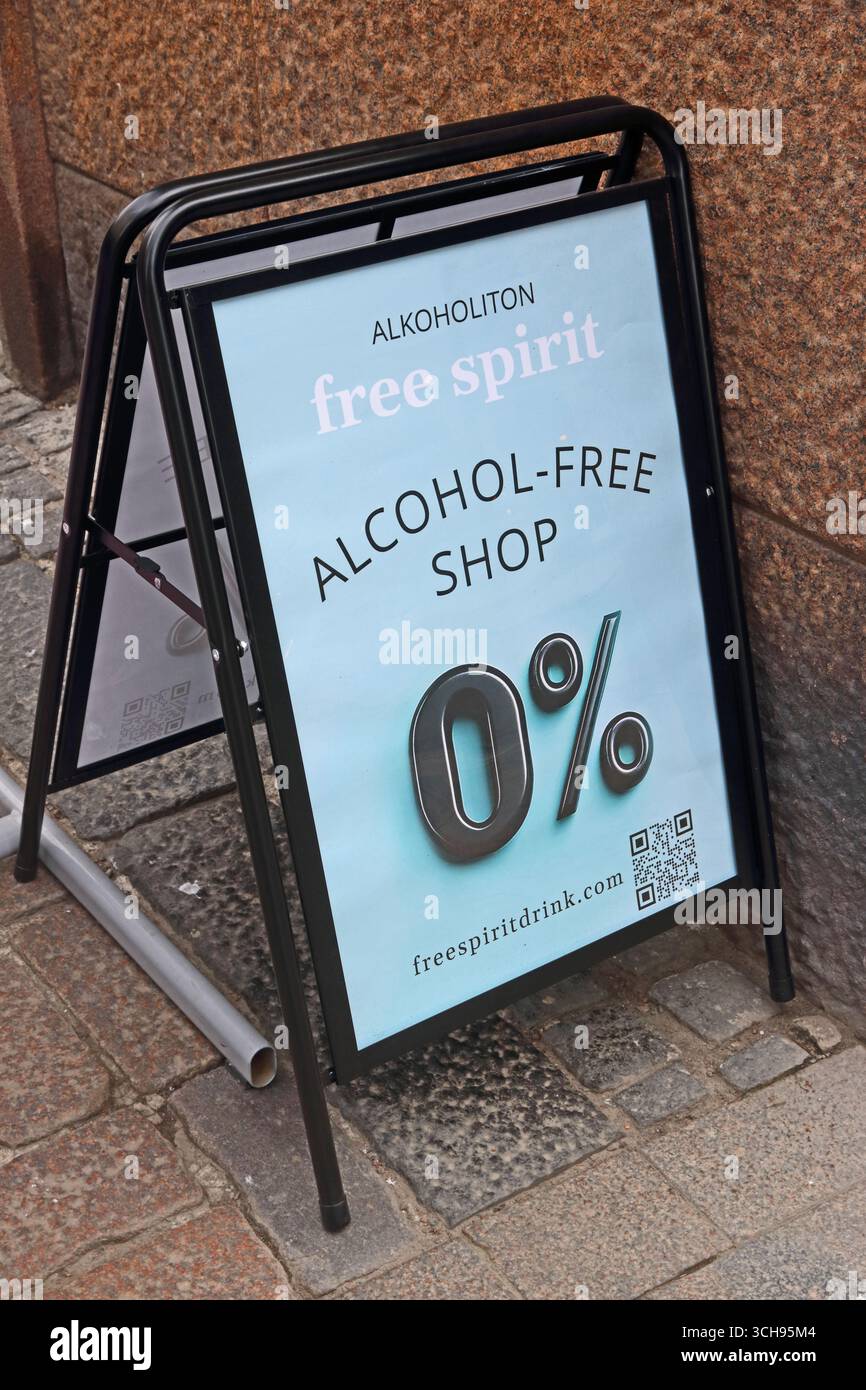 Firma all'esterno del negozio di bevande alcoliche, Helsinki Foto Stock