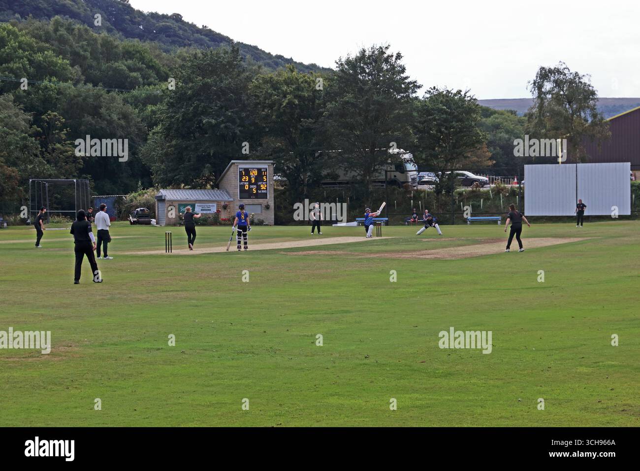 Partita di cricket femminile sul campo di cricket del villaggio Foto Stock