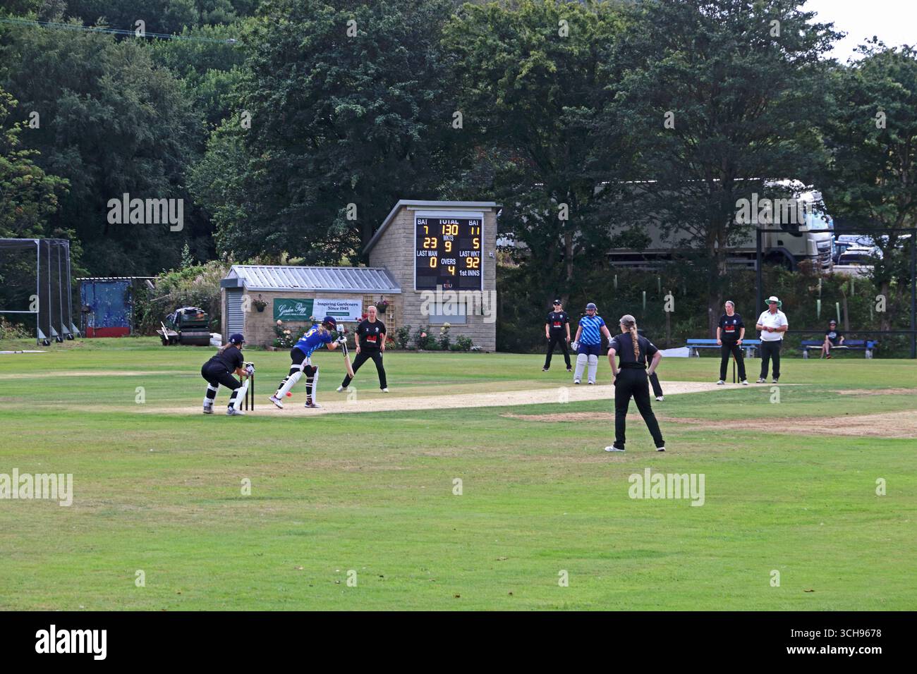 Partita di cricket femminile sul campo di cricket del villaggio Foto Stock