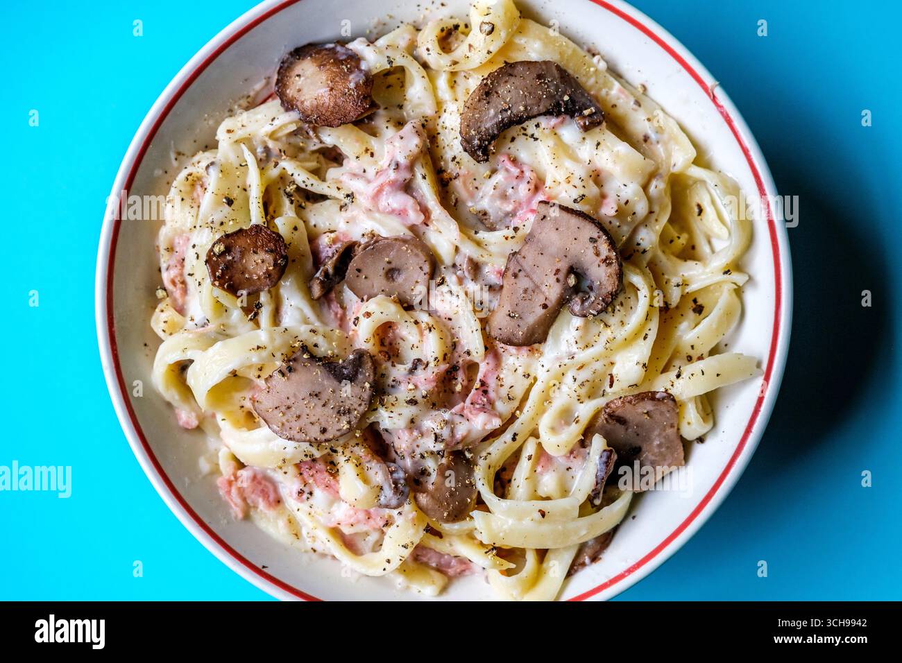 Londra Regno Unito, agosto 30 2025, Bowl of Classic Ham and Mushroom Tagliatelle Pasta Meal with No People Foto Stock