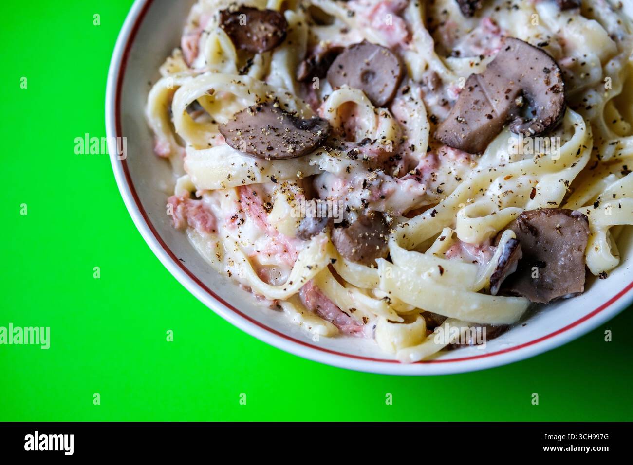 Londra Regno Unito, agosto 30 2025, Bowl of Classic Ham and Mushroom Tagliatelle Pasta Meal with No People Foto Stock