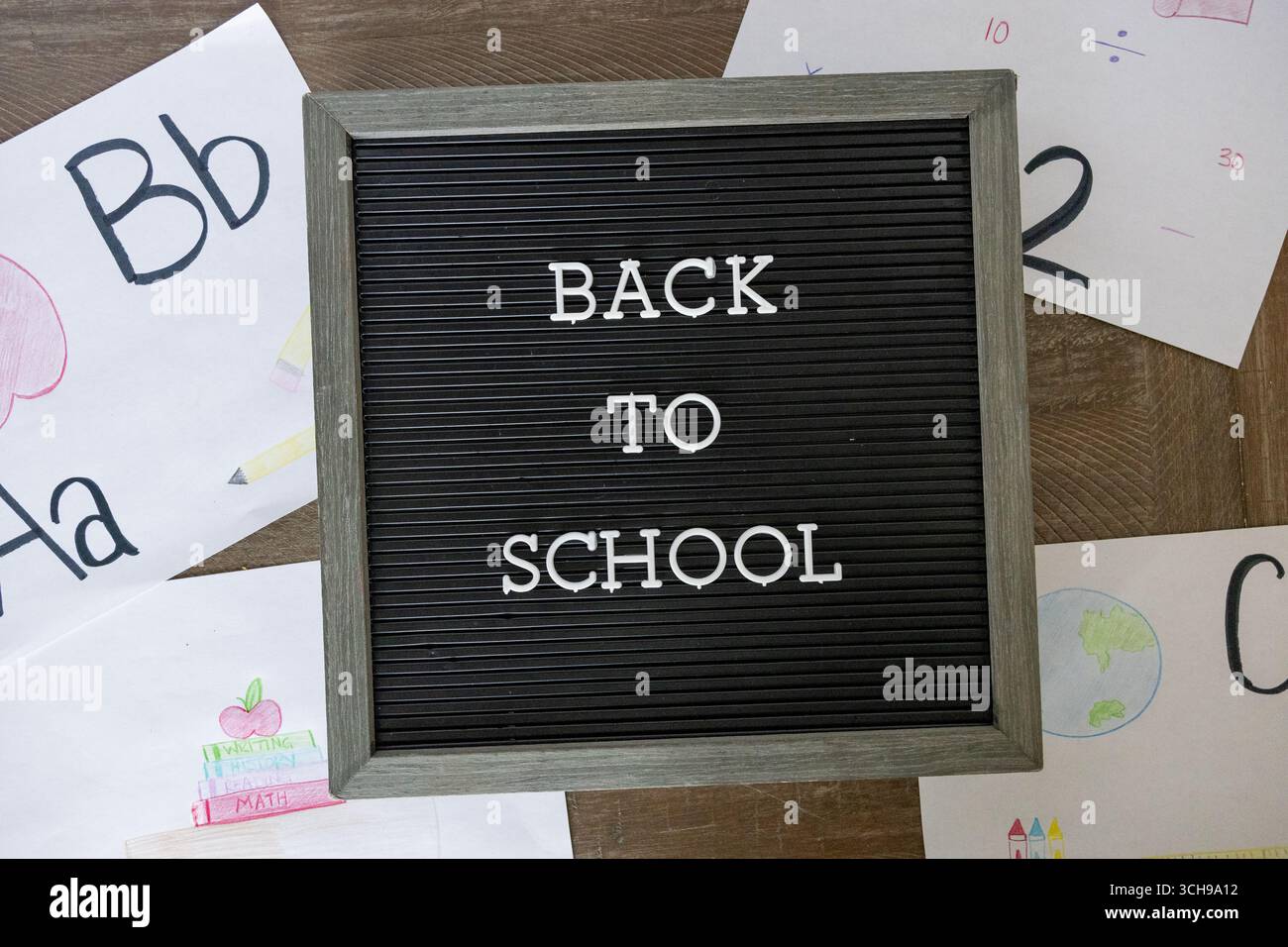 Torna a scuola sul tavolo Foto Stock