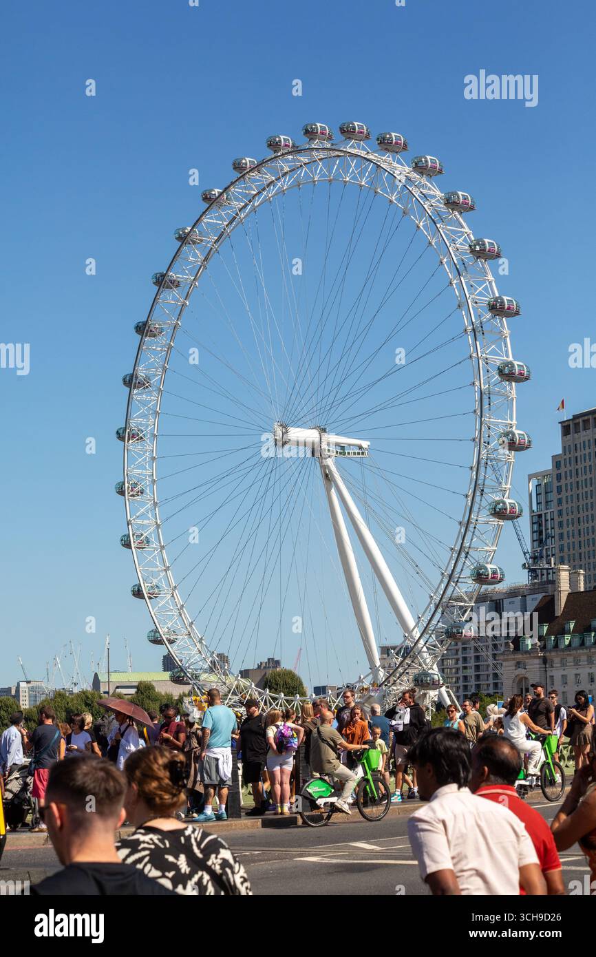 London Eye e turisti, Westminster Bridge, Londra, Regno Unito Foto Stock