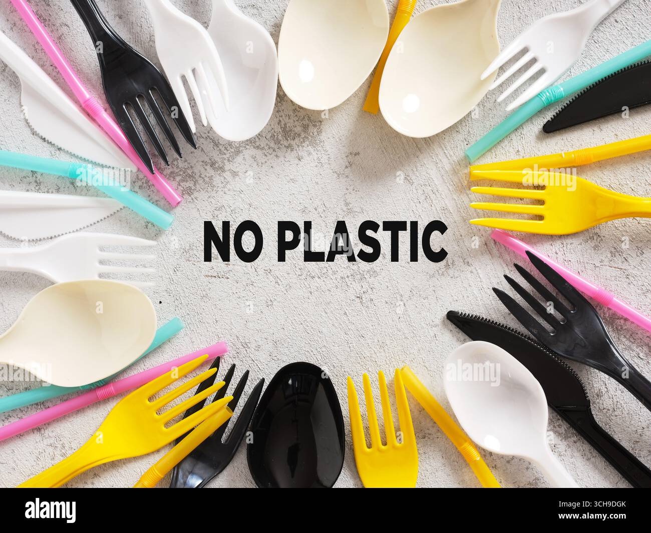 Posate e cannucce di plastica colorate che circondano la frase "no plastic", promuovendo alternative ecocompatibili e sensibilizzando l'opinione pubblica contro il pollu di plastica Foto Stock