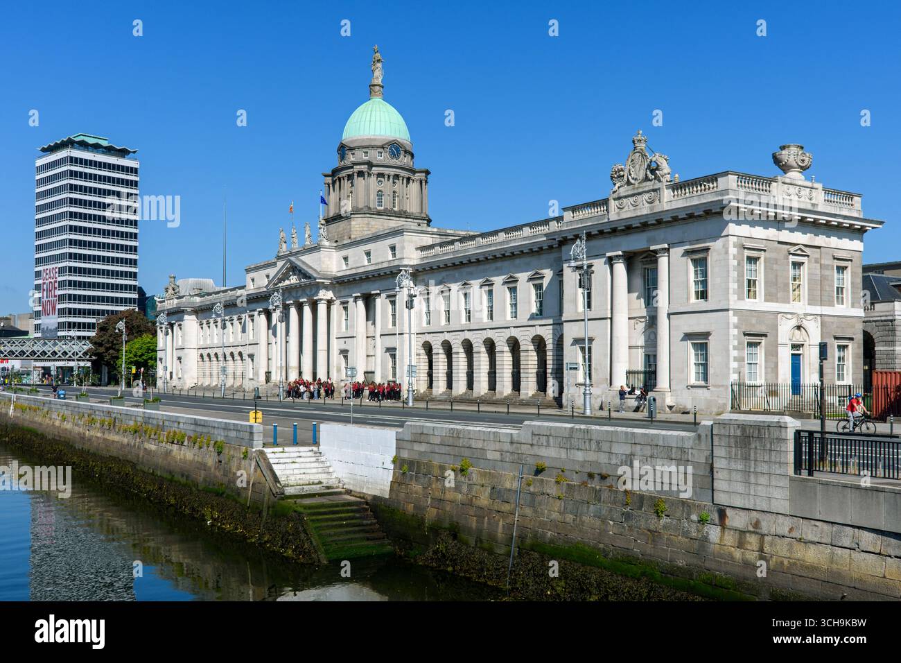 Custom House, Custom House Quay, sul fiume Liffey, Dublino, Irlanda. Architetto James Gandon, completato nel 1791. Foto Stock