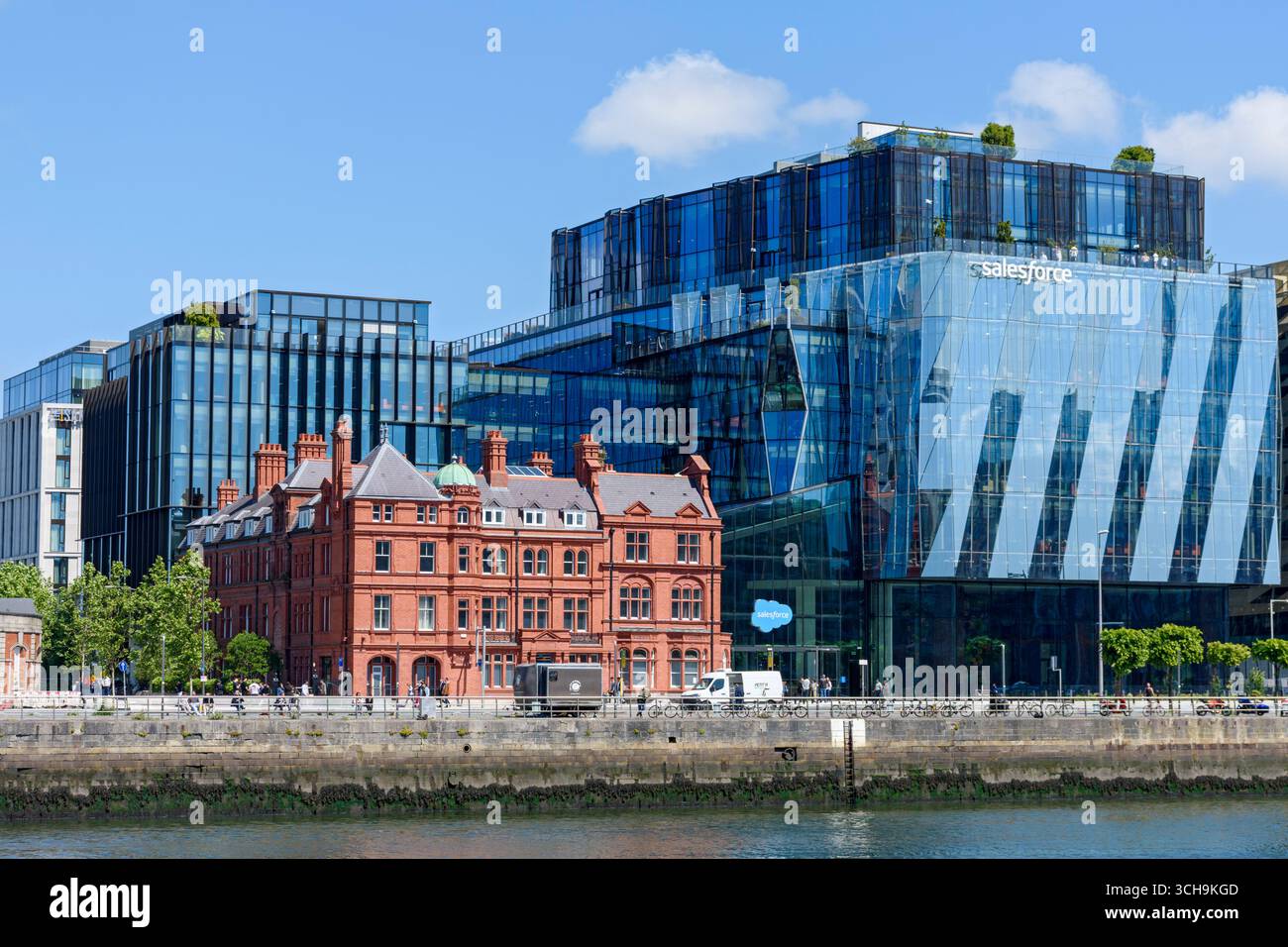 L'edificio della British & Irish Rail, un ex hotel, e l'edificio della Salesforce Tower, Spencer Place, North Wall Quay, Dublino, Irlanda. Foto Stock L'edificio della British & Irish Rail, un ex hotel, e l'edificio della Salesforce Tower, Spencer Place, North Wall Quay, Dublino, Irlanda. Foto Stock