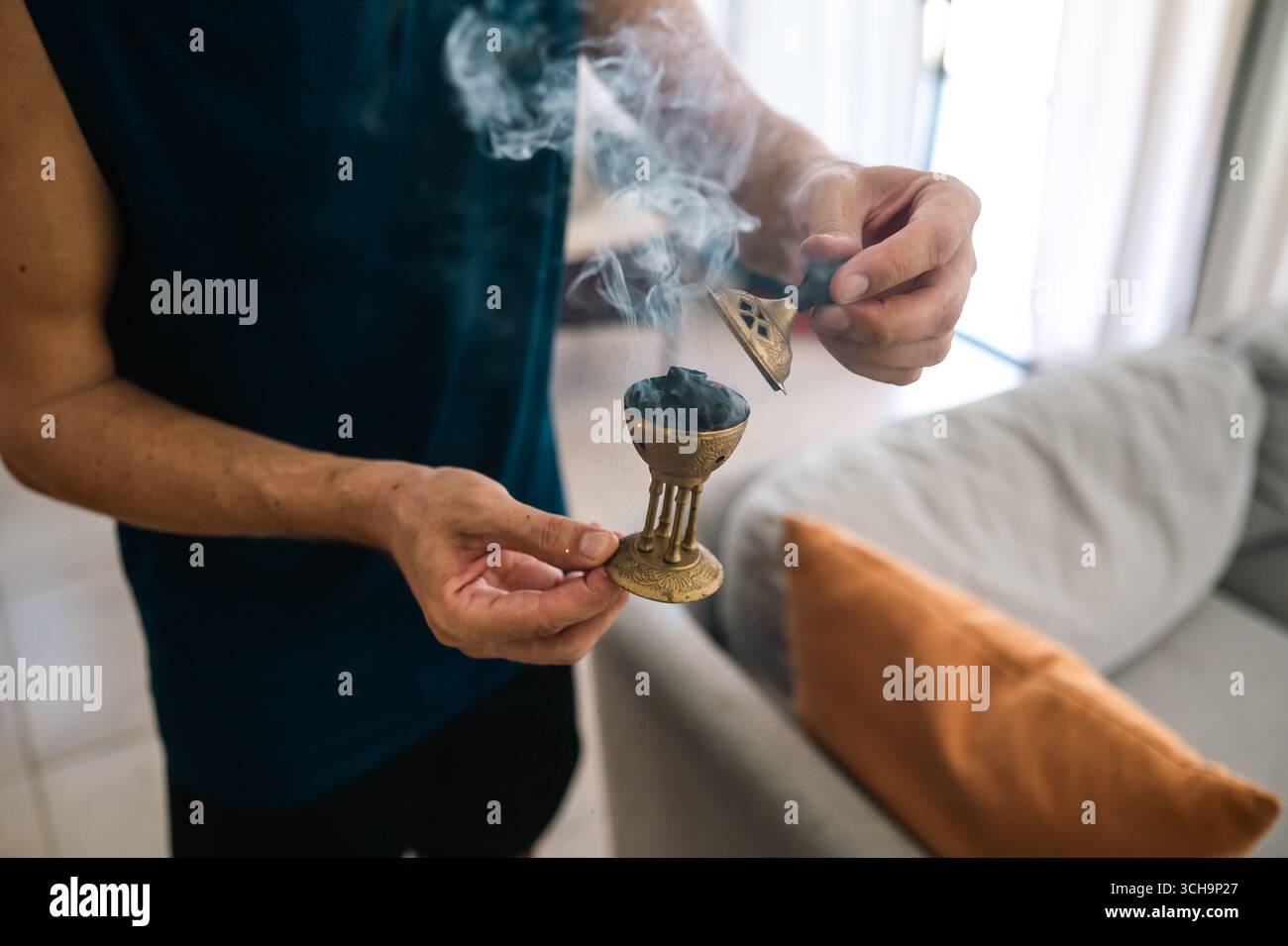 Apertura del bruciatore a incenso dopo l'uso Foto Stock