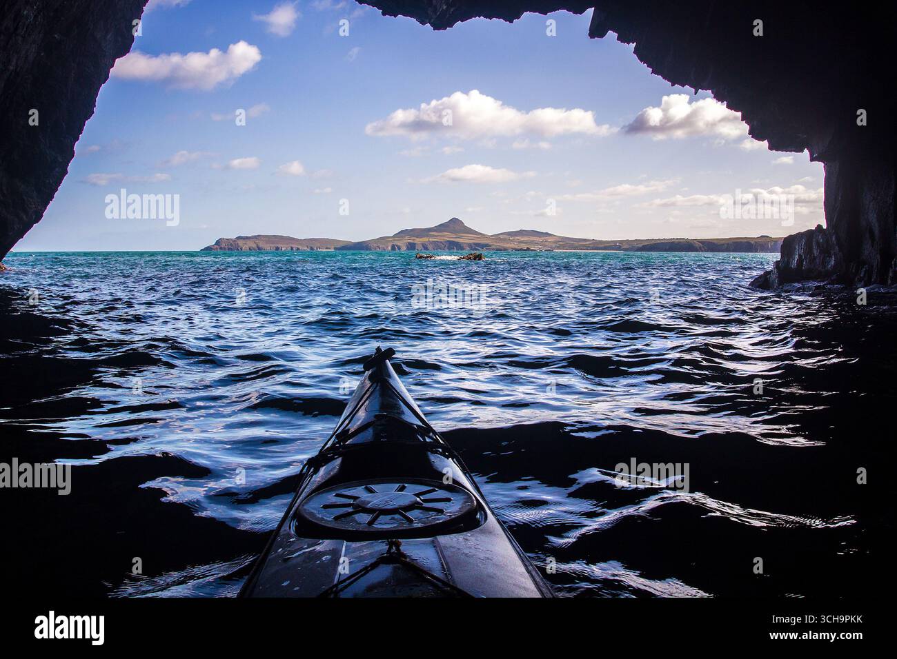 St. Davids Head vista da un kayak in una grotta su Ramsey Island, Pembrokeshire Coast, Galles, Regno Unito Foto Stock