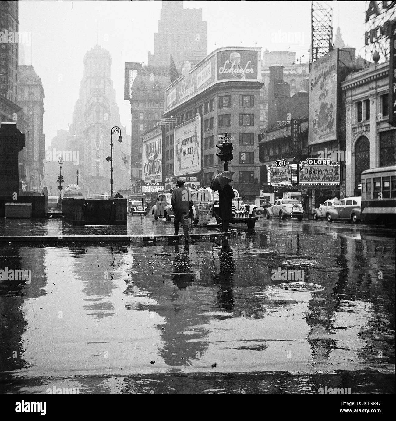 Times Square, New York, in un giorno di pioggia 1943 - Street Photo di John Vachon Foto Stock