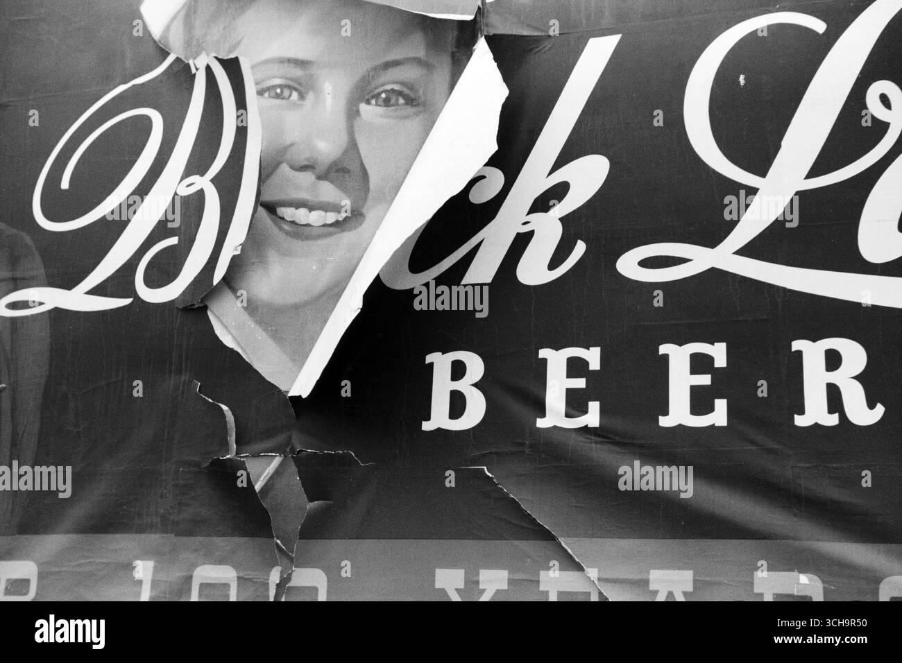 Foto vintage Street – ritagliare la faccia su un cartellone pubblicitario sulla birra vicino a Mansfield, Ohio - Vachon, John, 1914-1975, fotografo 1941 Foto Stock