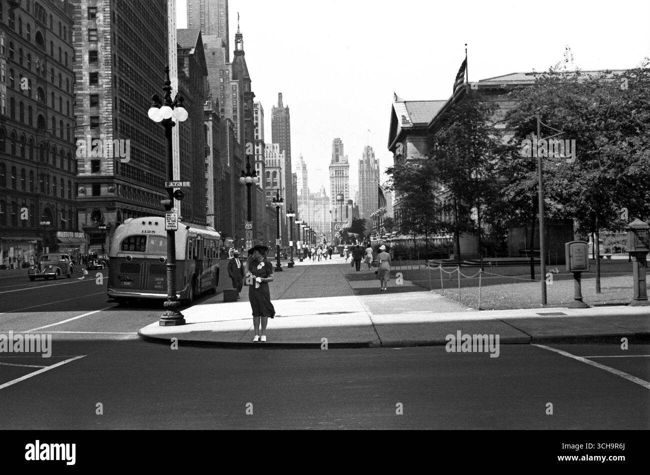 Vintage Street Photo – Chicago's Michigan Avenue, e Jackson Blvd di John Vachon, 1940 Foto Stock