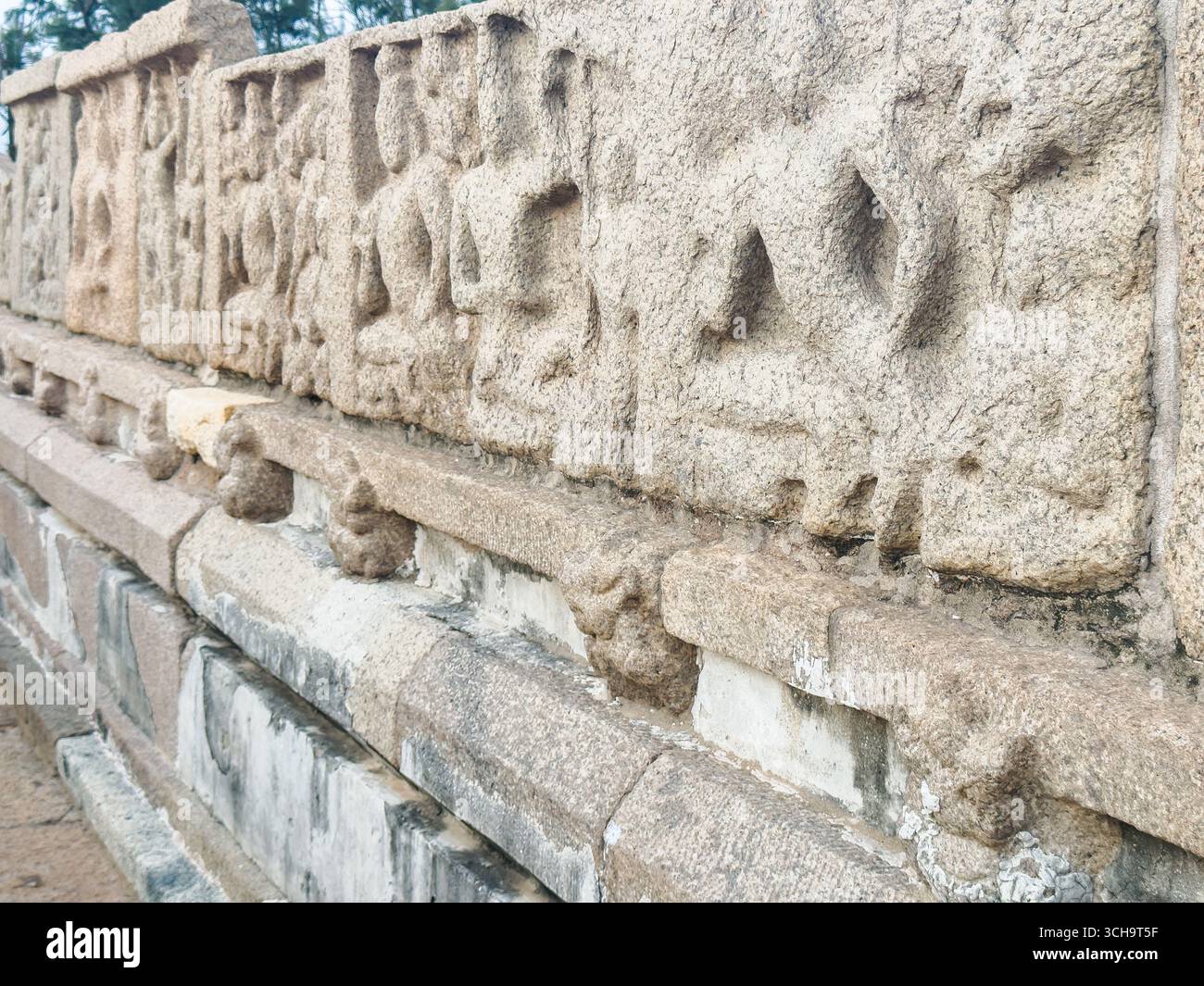 Il bellissimo tempio sulla riva, uno dei monumenti di Mahabalipuram, costruito dal regno Pallava, Tamil Nadu, India Foto Stock