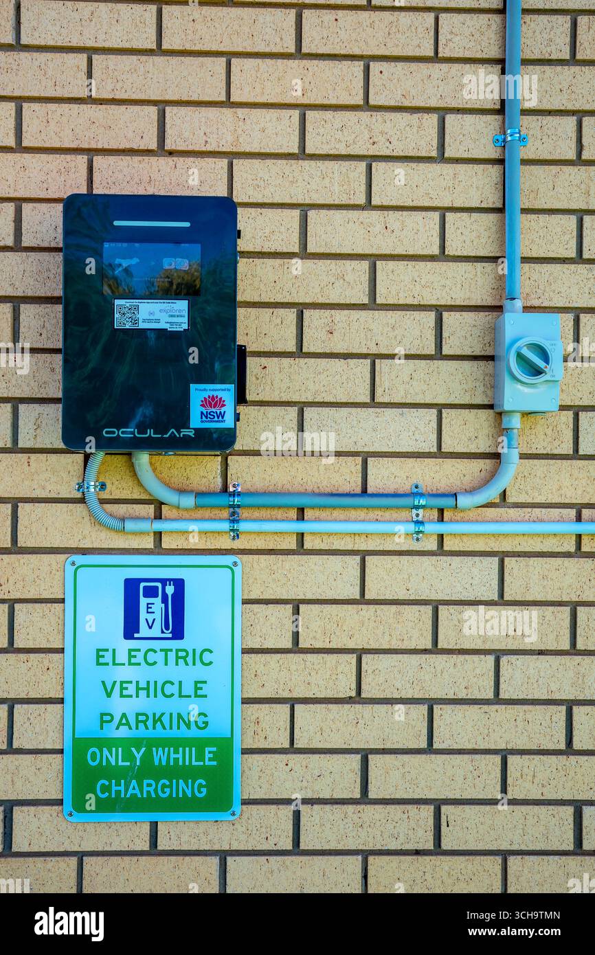 Un caricatore EV oculare di fabbricazione cinese montato a parete in un parcheggio nella città regionale di Hay nel nuovo Galles del Sud, Australia Foto Stock