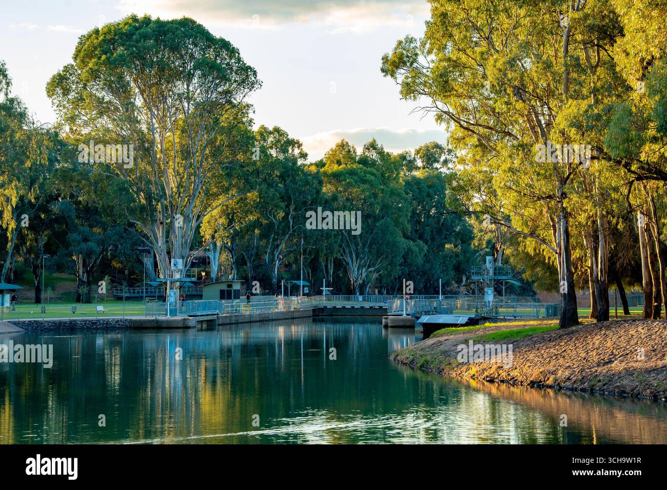 La Mildura Weir sul fiume Murray che forma il confine tra il nuovo Galles del Sud e Victoria in Australia Foto Stock