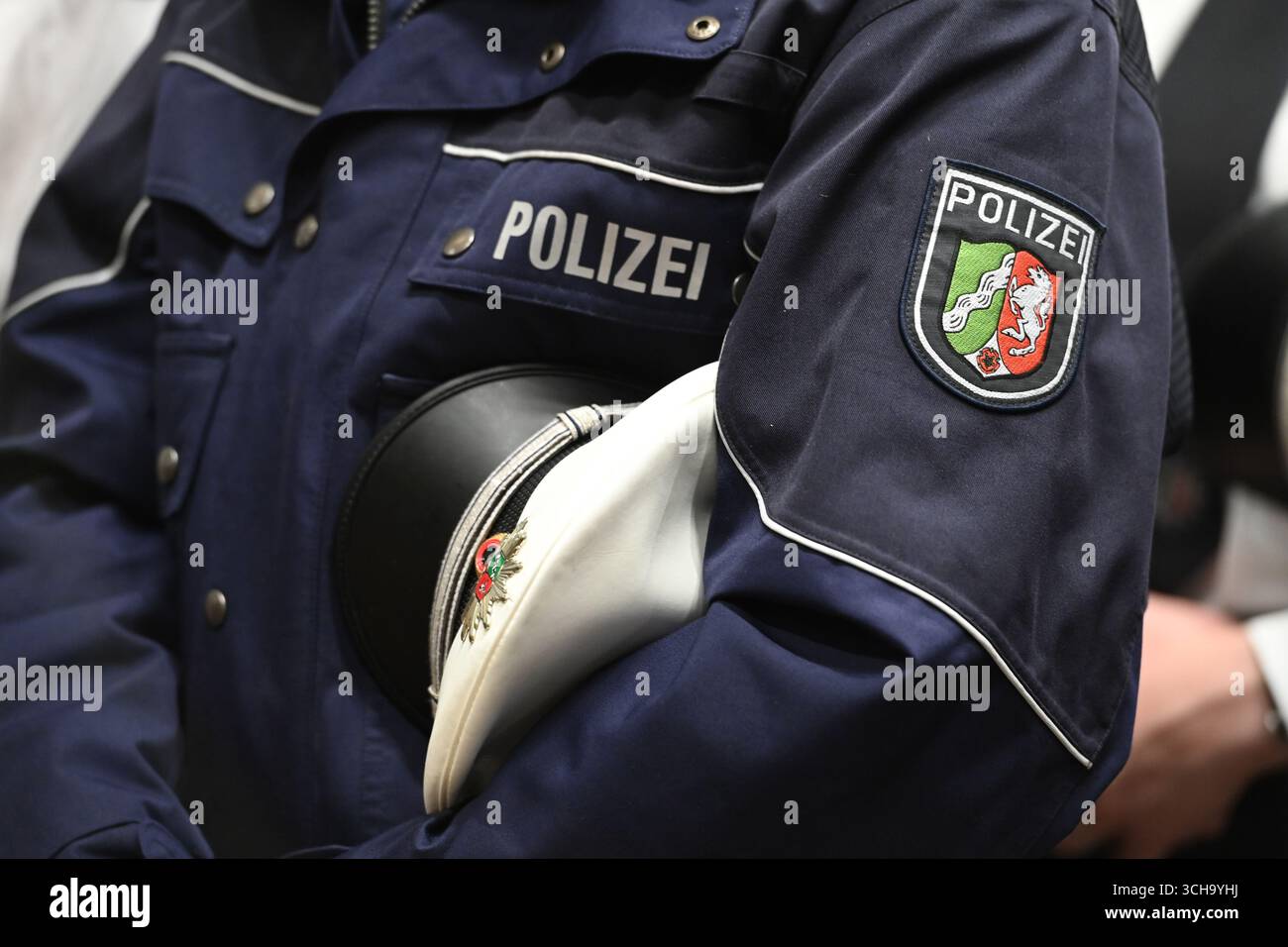 Agente di polizia, stemma, berretto di servizio, generale, caratteristica, motivo marginale, foto simbolica della visita inaugurale del cancelliere federale Friedrich Merz in Renania settentrionale-Vestfalia, Muenster il 1° settembre 2025, XCUT: & Co.. Pressefoto KG # Prinzess-Luise-Str. 41 # 45479 M uelheim/R uhr # Tel. 0208/9413250 # Fax. 0208/9413260 # GLS Bank # BLZ 430 609 67 # KTO. 4030 025 100 # IBAN DE75 4306 0967 4030 0251 00 # BIC GENODEM1GLS # www.svensimon.net TOP 2: Quali sono i piani segreti per ridurre i vecchi debiti comunali poco prima della fine della legislatura, ora corrente su richiesta dell'Alli Foto Stock