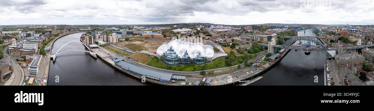 Vista panoramica aerea del Glasshouse International Centre for Music a gateshead, Regno Unito. Un centro culturale con tetto curvo in acciaio. Foto Stock