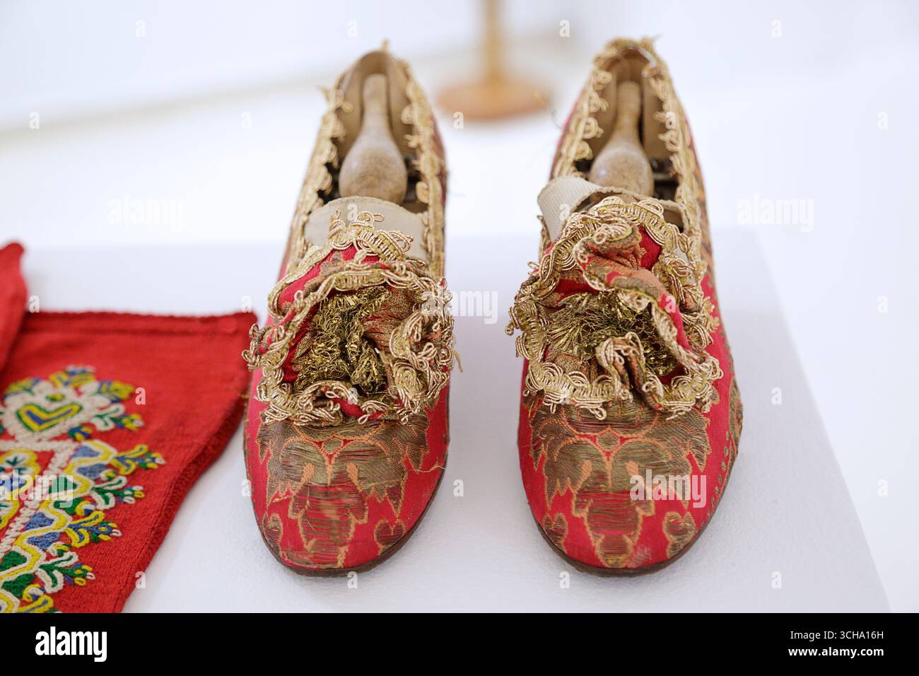 Scarpe da sposa tradizionali di Lagartera, Toledo, Spagna, con ricami decorati in rosso e oro che riflettono il ricco patrimonio culturale castigliano Foto Stock