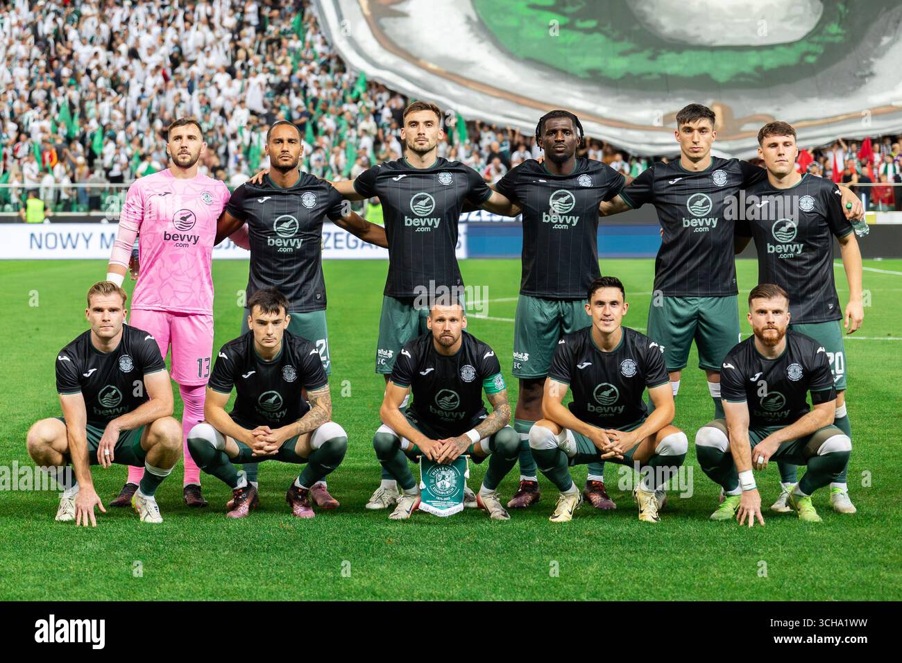La squadra dell'Hibernian FC posa per una foto di gruppo durante la partita di qualificazione ai play-off della UEFA Conference League tra Legia Warszawa e Hibernian FC Foto Stock