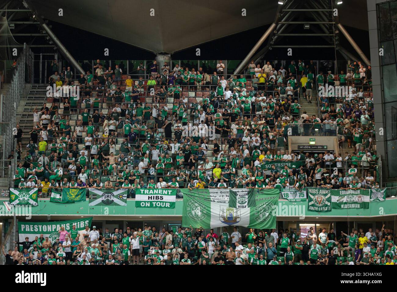 I tifosi dell'Hibernian FC sono visti durante la partita di qualificazione ai play-off della UEFA Conference League tra Legia Warszawa e Hibernian FC al Marshal Joz Foto Stock