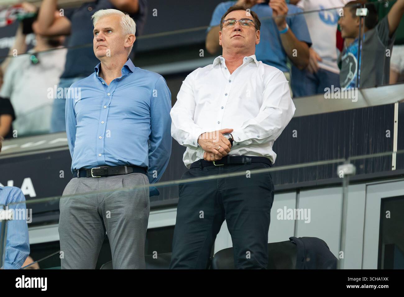 Jacek Magiera (L, assistente allenatore della nazionale polacca) e Jan Urban (R, allenatore della nazionale polacca) sono visti durante la conferenza UEFA Foto Stock