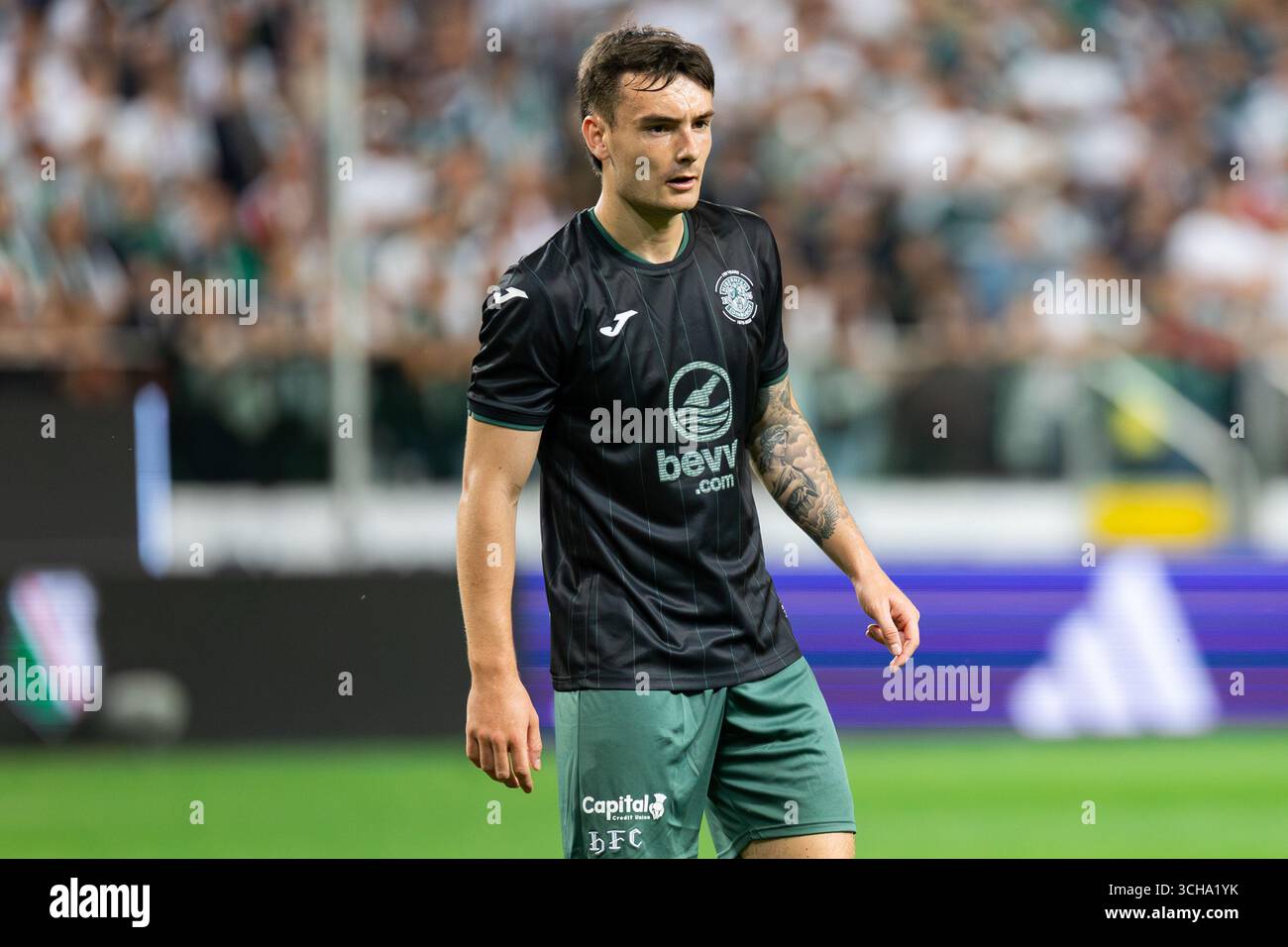 Dylan Levitt dell'Hibernian FC visto durante la partita di qualificazione della UEFA Conference League tra Legia Warszawa e Hibernian FC al Marshal Foto Stock