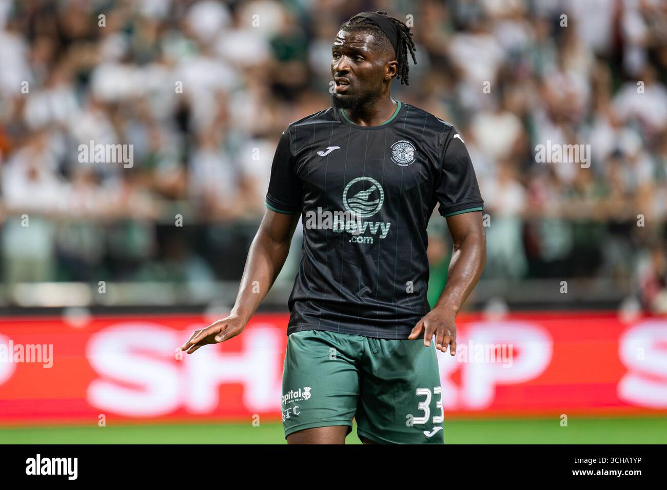 Rocky Bushiri dell'Hibernian FC visto durante la partita di qualificazione della UEFA Conference League tra Legia Warszawa e Hibernian FC a Marsha Foto Stock